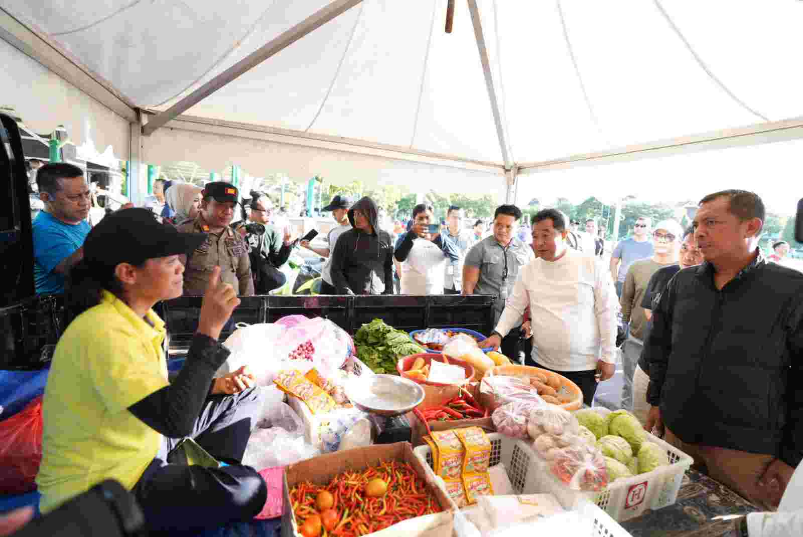 Pj Gubernur Sulsel Jalan Santai Cek Kesehatan Dan Tinjau Pasar Di