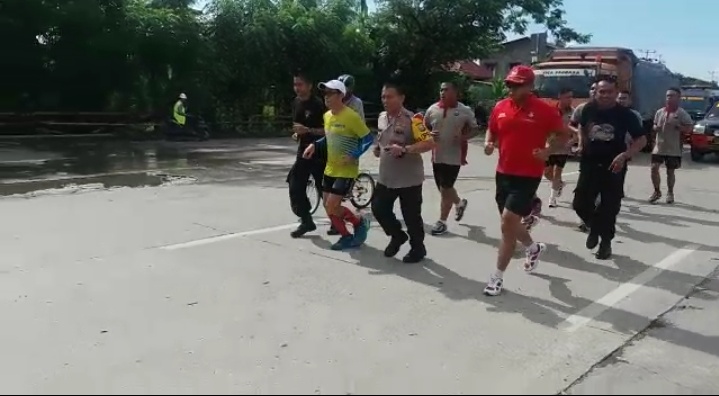 Kapolres Barru berlari bersama Indra Wijaya