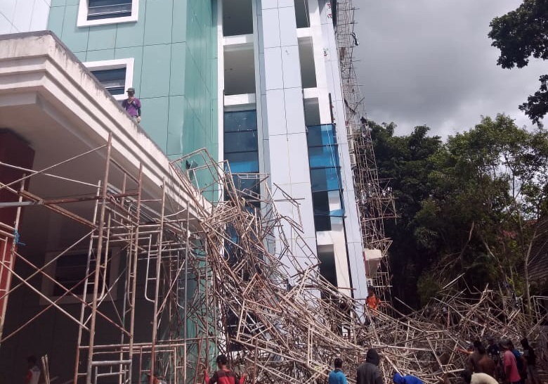 scafolding Tower Pemkab Barru yang jatuh dan menimpa pekerja