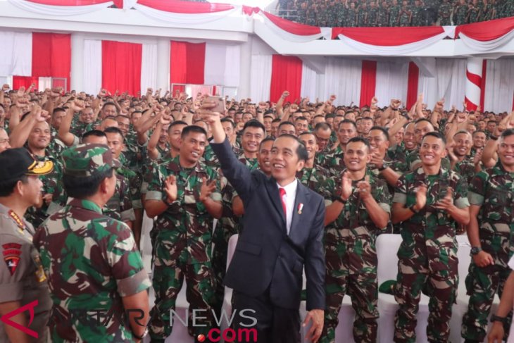 Presiden Joko Widodo berswafoto bersama para Babinsa, foto: antara