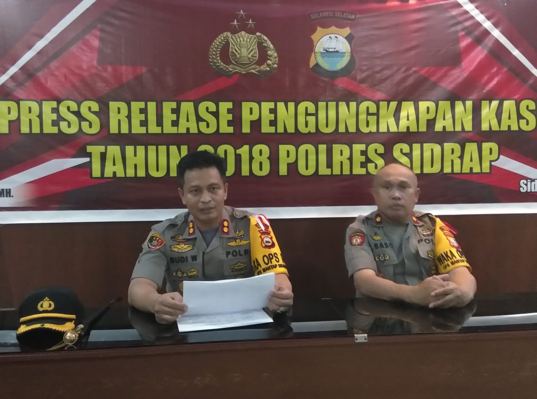 AKBP Budi Wahyono didampingi Wakapolres Sidrap Kompol H. Baso saat menggelar konfrensi perss