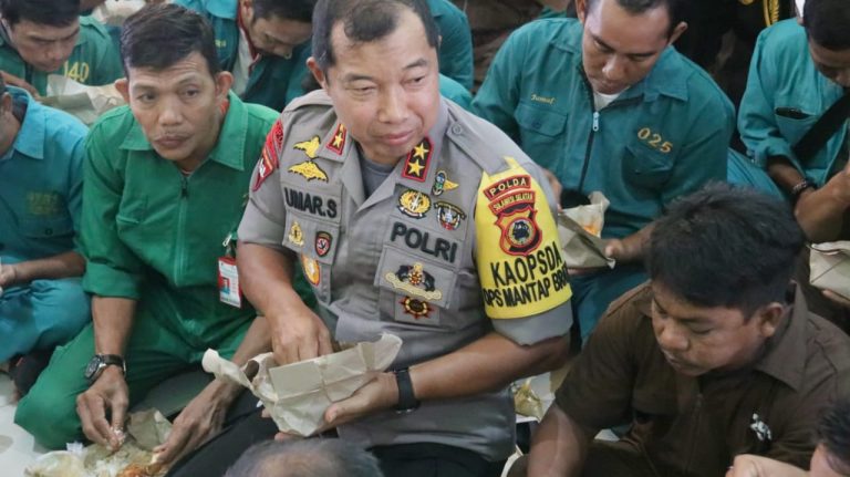 Makan Bareng Buruh, Kapolda Sulsel: Di Mata Allah Tidak ada yang Berbeda Diantara Kita