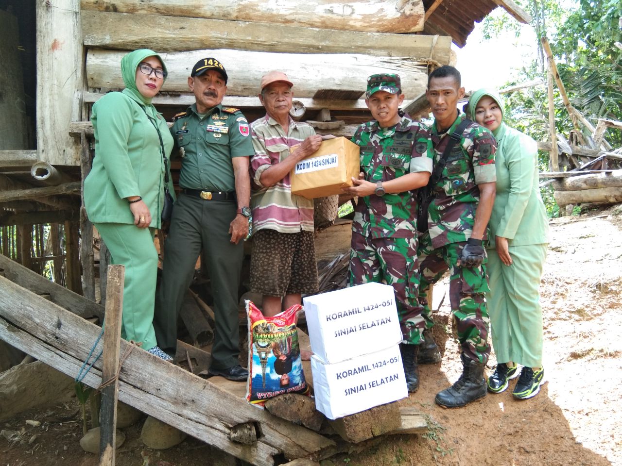 Dari kanan, Kopda Johny Bura (Babinsa), Dandim 1424/sinjai  Letkol Inf Oo Sahrojat S. Ag M. Tr. (Han), Puang Rappe, dan Danramil 1424-05/Sinjai Selatan, Kapten Inf. Abdul Hamid Nur