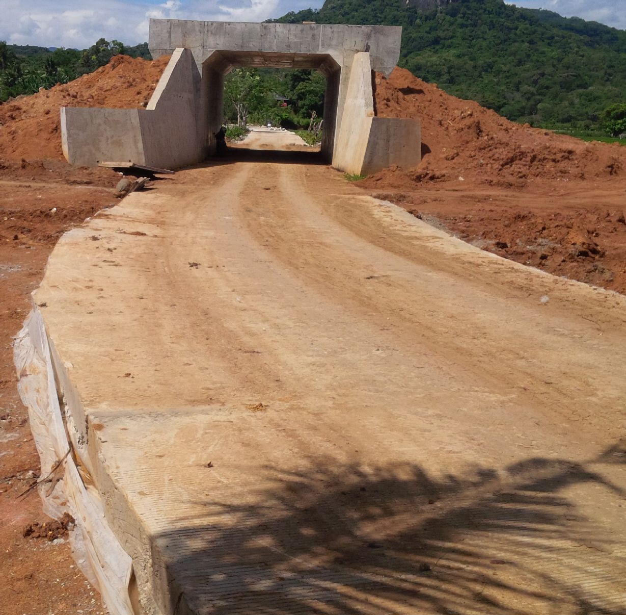 salah satu ruas jalan beton Dinas PU Kabupaten Barru yang sudah rampung tepat waktu di Kelurahan Takkalasi Kecamatan Balusu Kabupaten Barru (9/1).