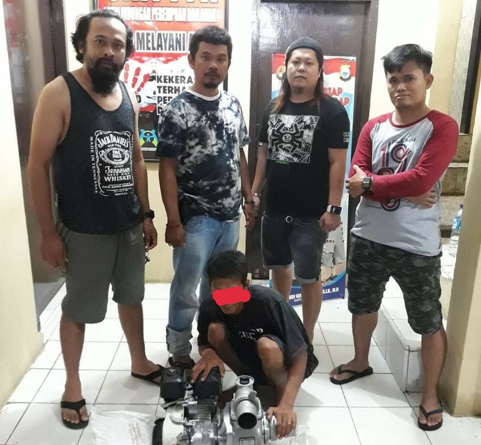 Pelaku bersama barang bukti sesaat setelah diamankan