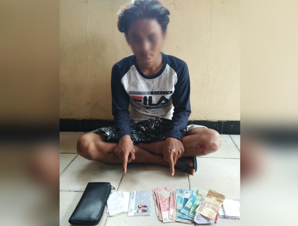 Pelaku sedang menunjukkan barang bukti saat diamankan