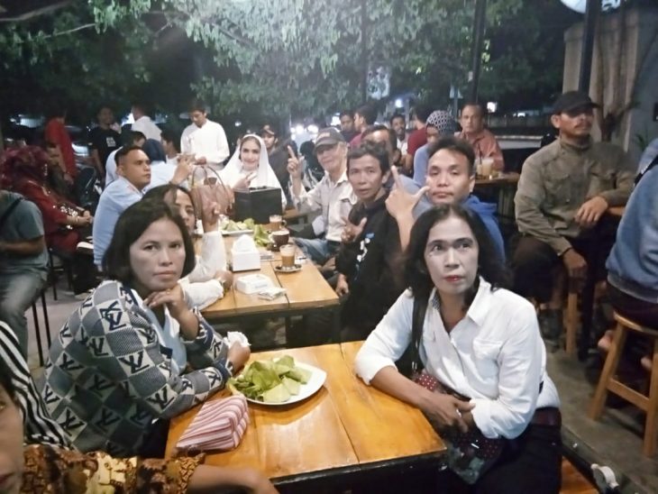 [FOTO] Wasekjen Gerindra berada ditengah-tengah masyarakat saat nobar berlangsung