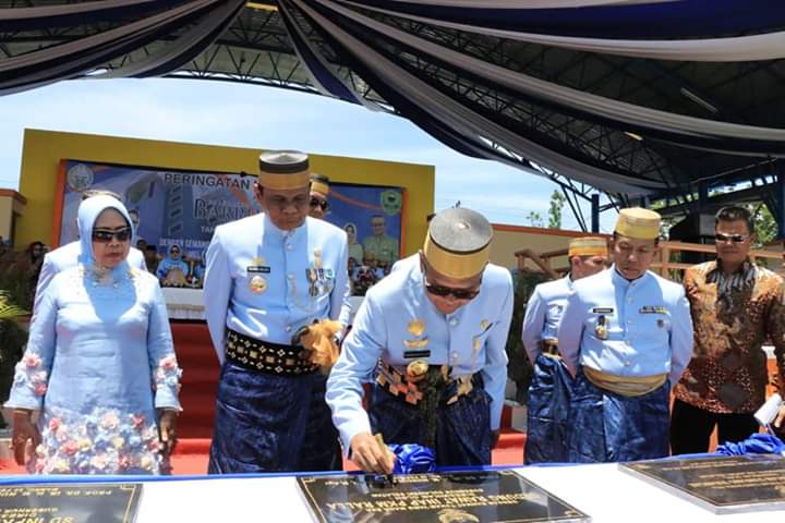 Gubernur Sulsel Nurdin Abdullah, didampingi Bupati Barru Suardi Saleh, dalam penandatanganan prasasti sejumlah program kegiatan Pemerintah Kabupaten Barru yang telah rampung tahun 2018 lalu.