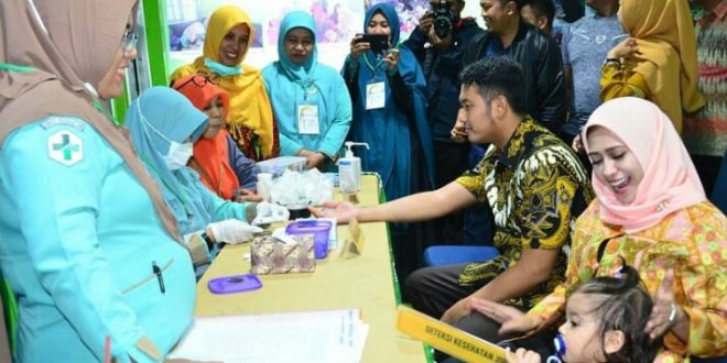 Bupati saat memeriksakan kesehatannya di Stand Dinkes Sinjai Fest & Expo