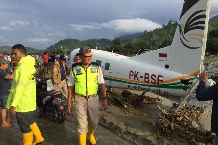 Kapolda Papua Irjen Pol Martuani Sormin seusai melihat pesawat yang rusak akibat terkena banjir di Doyo, Kabupaten Jayapura, Minggu (17/3). (Dok.Humas Polda Papua)