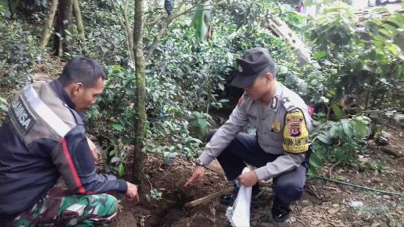 (Petugas menunjukkan lokasi bayi 4 bulan yang nyaris tewas dikubur hidup-hidup ibu kandungnya di Purwakarta. Foto: inews)