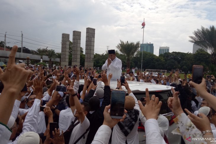 Calon Presiden, Prabowo Subianto usai menunaikan shalat Jumat di Mesjid Al Azhar, Jakarta Selatan, Jumat (19/04/2019) foto:antara