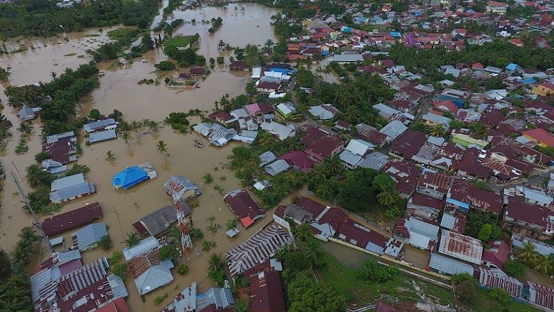 Foto udara kawasan terdampak banjir di perumahan kawasan Balai kota, Bengkulu, Sabtu (27/4/2019). (ANTARA FOTO/David Muharmansyah)