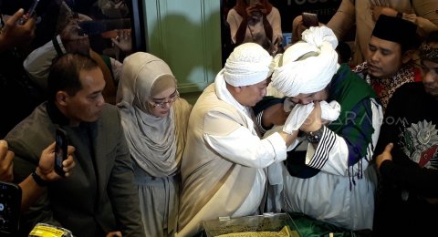 Opick dan Ustaz Derry Sulaiman membawa selehai rambut Nabi Muhammad SAW. [Ismail/Suara.com]