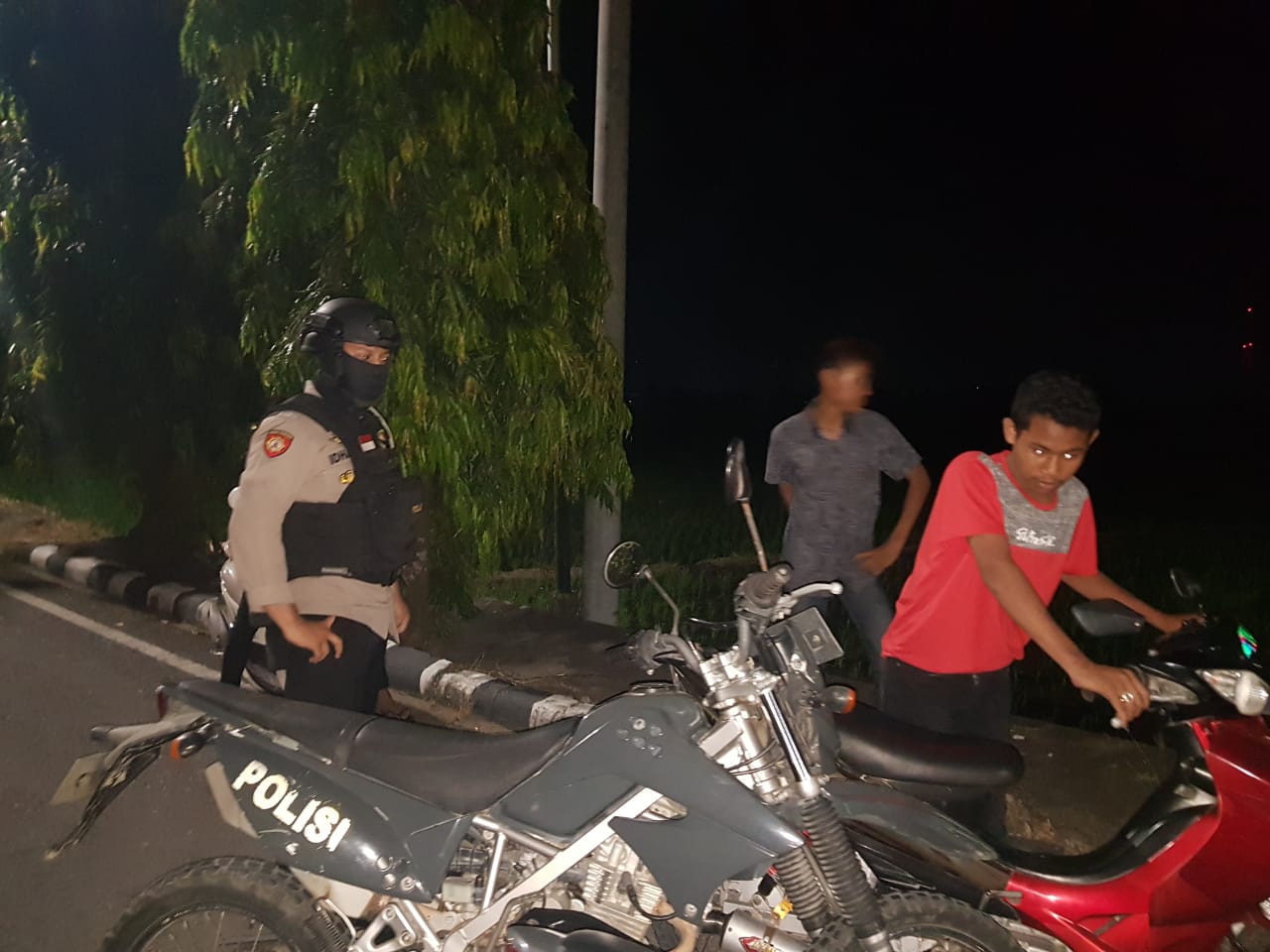 Petugas Polres Sidrap saat mengamankan motor balapan liar, Kamis malam (16/05)