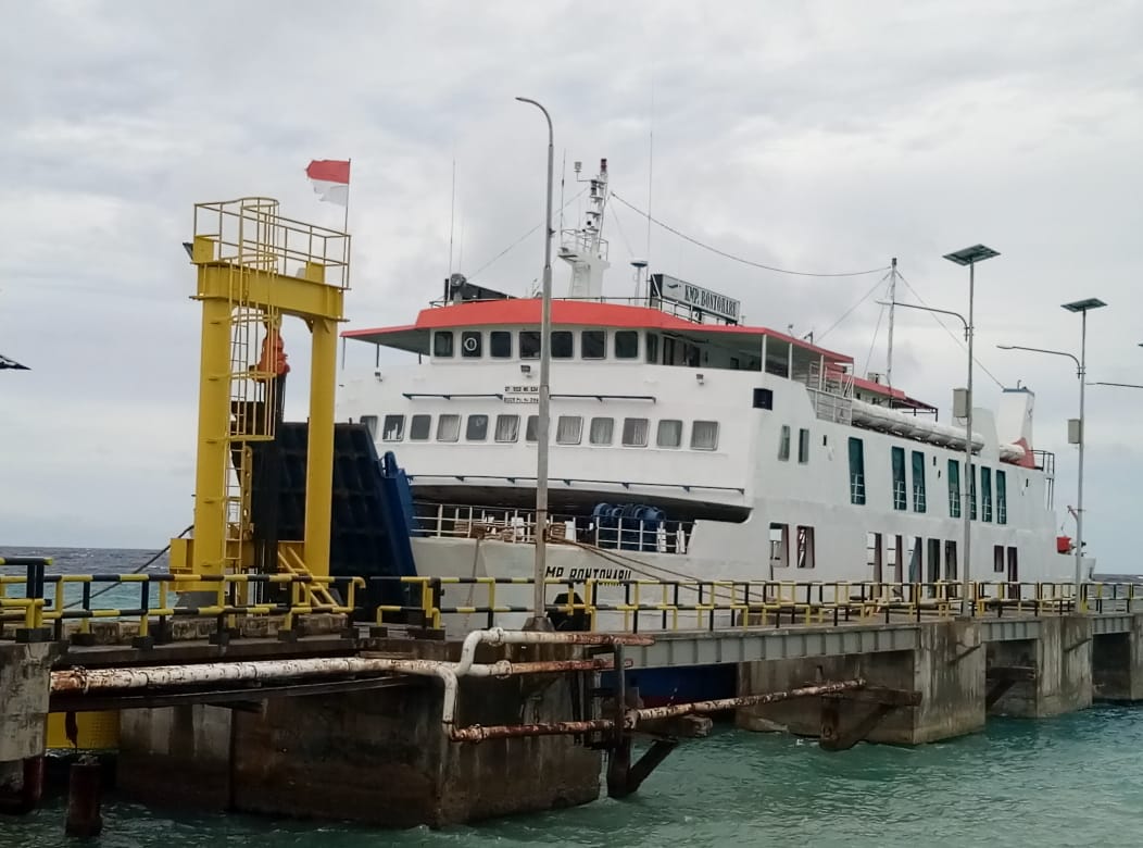 Salah satu kapal Fery di Pelabuhan Pamatata Selayar yang batal berangkat karena cuaca, Senin 27/05)