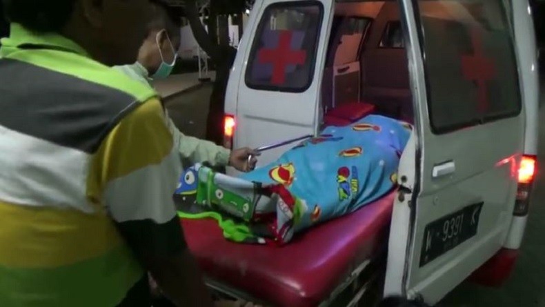Jenazah korban saat tiba di rumah sakit, foto: inews