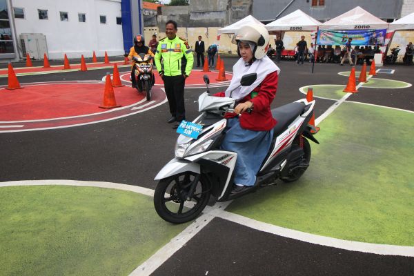 Pelajar mempraktikkan cara berkendara motor di area ujian praktek SIM di Satpas SIM Colombo, Surabaya, Jawa Timur. FOTO: ANTARA/Didik Suhartono