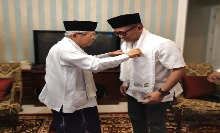 (Mantan Rais 'Aam PBNU KH Ma'ruf Amin mengalungkan serban putih kepada presenter olahraga Tio Nugroho seusai mengucapkan dua kalimat syahadat. Foto: inews)