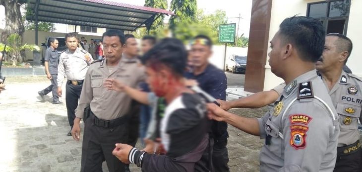 Salah satu Pengunjuk Rasa Diamankan Pihak Kepolisian, di PN Bulukumba, Selasa (11/06/2019).