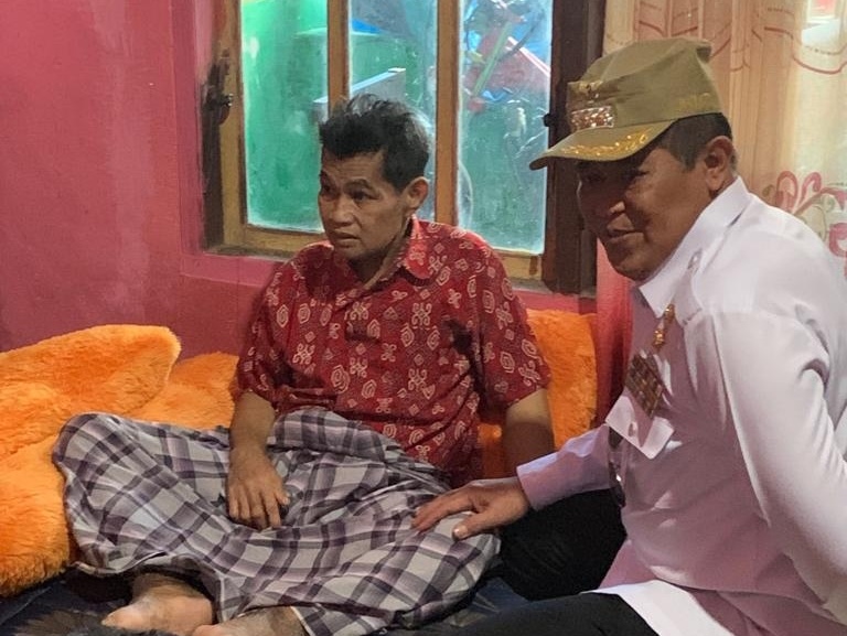 Bupati Bulukumba, AM Sukri Sappewali menemui orang tua Alm. Syahrul, korban pembunuhan. Rabu (12/06/2019) [Doc. Humas Pemkab Bulukumba]