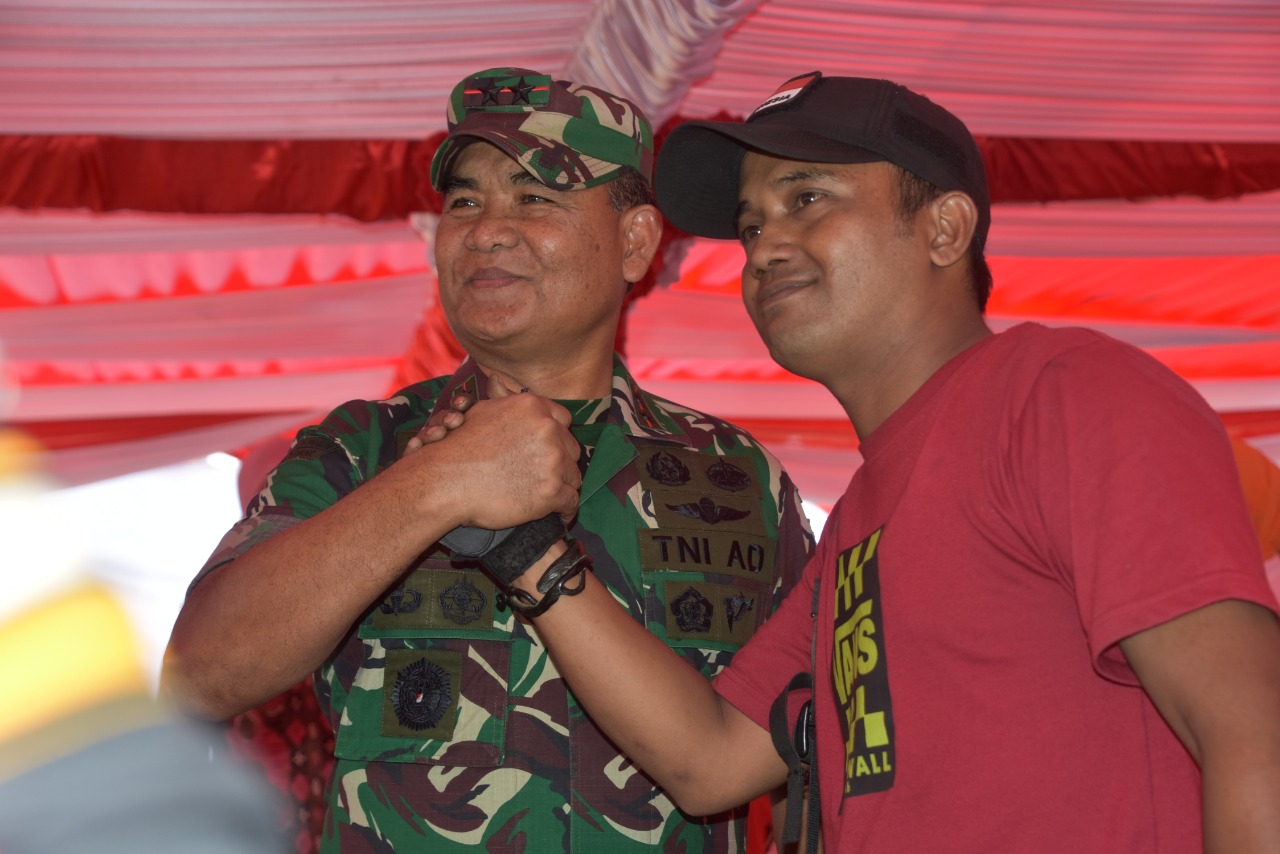 Pangdam XIV Hasanuddin, Mayor Jenderal TNI Surawahadi salam komando bersama Syamsul Bahri saat mengunjungi pelaksanaan TMMD Ke 105 di Kecamatan Bulupoddo, Kabupaten Sinjai