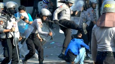 Polisi memukuli mahasiswa di depan kantor DPRD Sulawesi Selatan, Makassar, Selasa (24/09). (foto: antara)