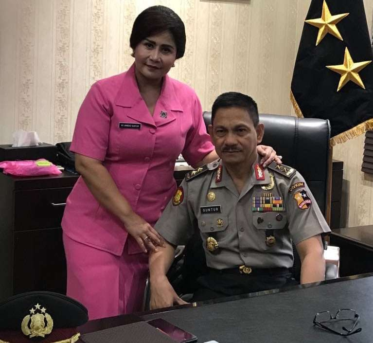 Irjen Pol Drs. Mas Guntur Laupe bersama istri Anne Sutopo, (foto: ist)