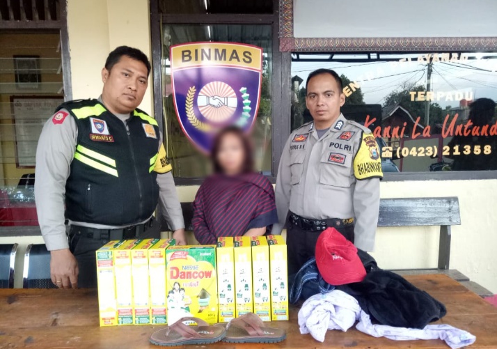 Pelaku bersama barang bukti yang diamankan