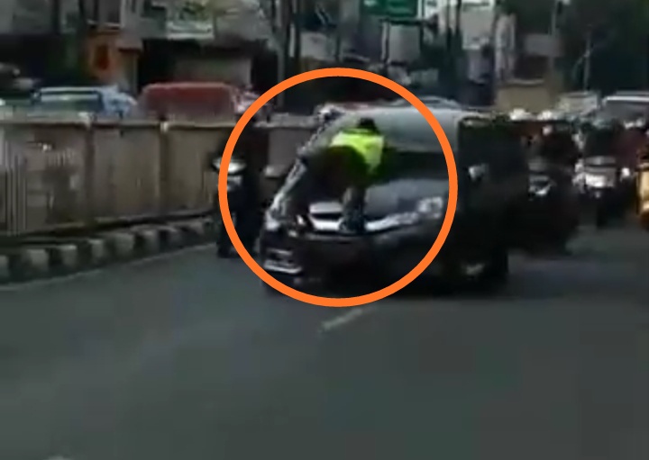 Tangkapan layar polisi nempel di kap mobil viral di medsos