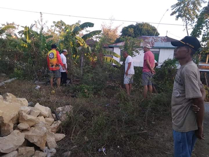 warga bersama anggota TPK Desa Batuputeh sedang mempersiapkan lokasi kegiatan pembangunan posyandu dan paud di Desa Batuputeh belum lama ini. 