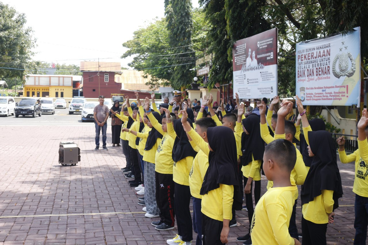 Pocil Polres Bantaeng sesaat sebelum dilepas ke Makassar