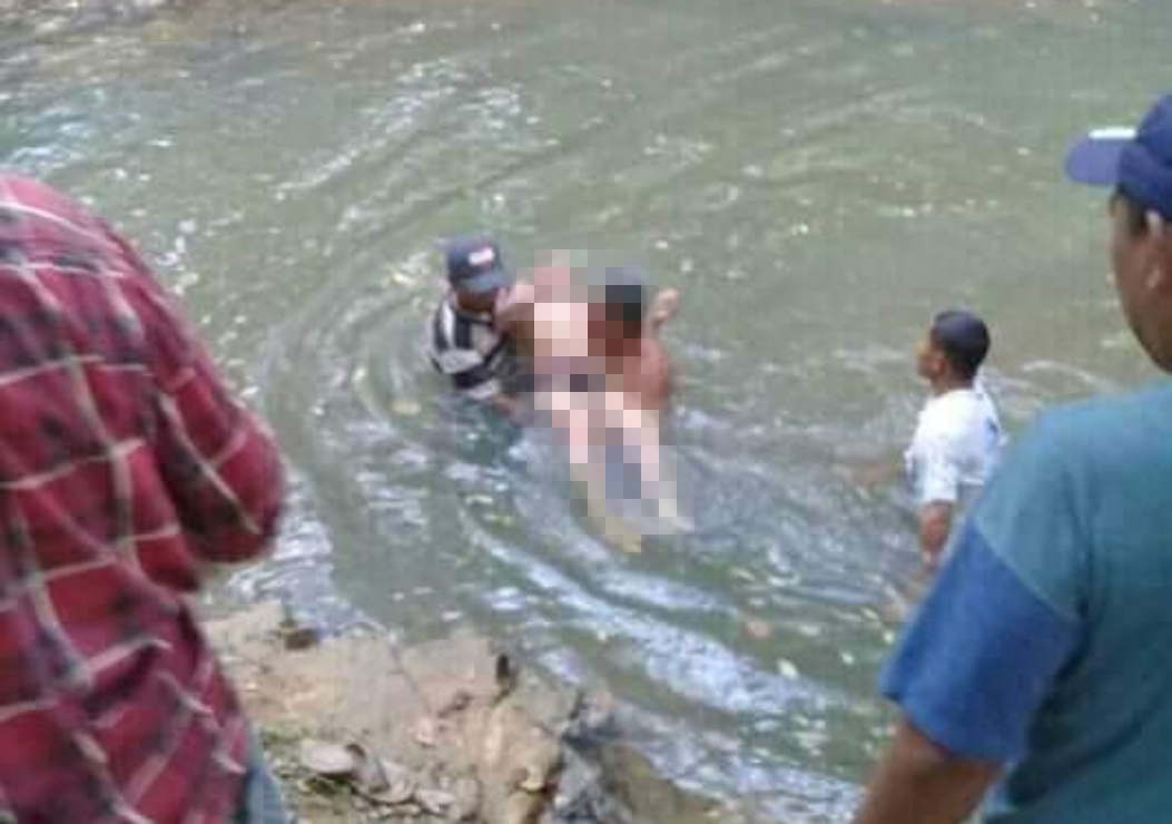 Mayat Syahrul saat dievakuasi dari dalam sungai, (foto: Humas Polres Bulukumba)