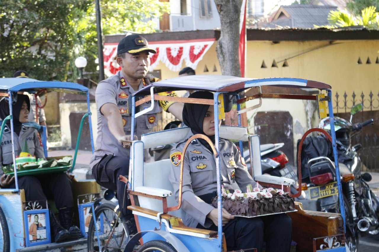 Kayuh Becak, Kapolres Bantaeng Antar Kue Ultah HUT TNI Ke Kodim 1410 Bantaeng