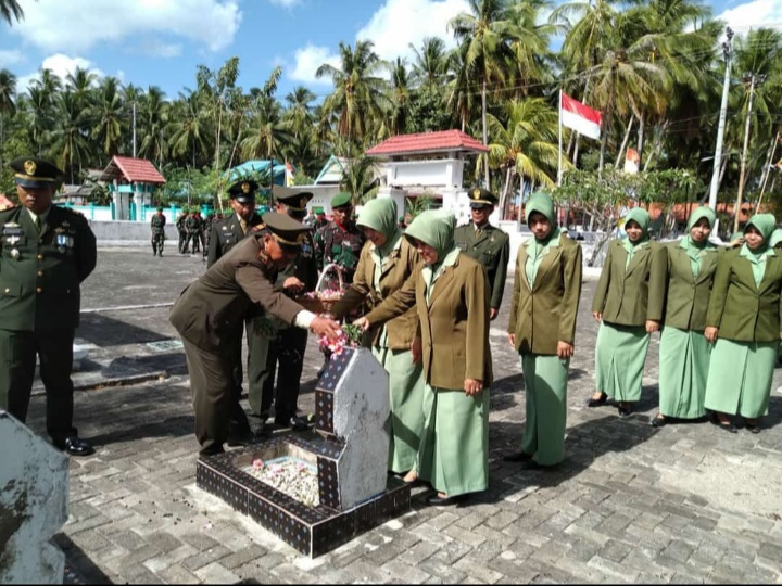 Persatuan Istri Tentara (Persit) Kartika Candra Kirana Kodim 1415 selayar tabur bunga di TMP Desa Barugaiyya