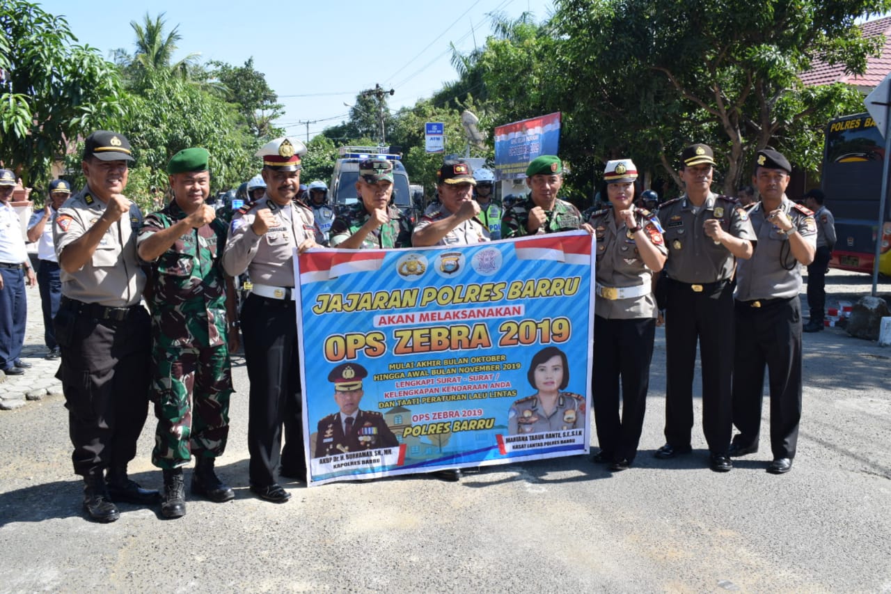 Personel gabungan TNI POLRI dalam Apel Gelar Ops Zebra 2019 Rabu (23/10) di Mapolres Barru.