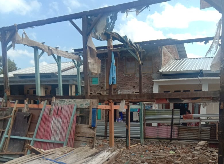 Rumah milik Usman setelah dibongkar lalu ditinggalkan, (Andi Bur)
