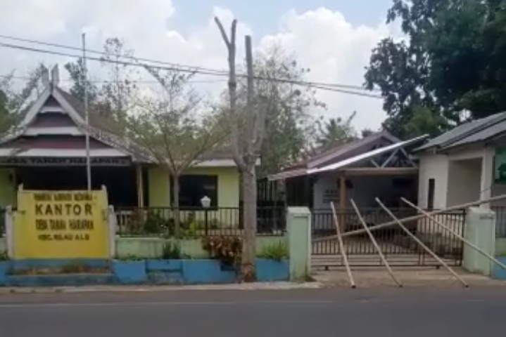 Kantor Desa Tanah Harapan Disegel Warga