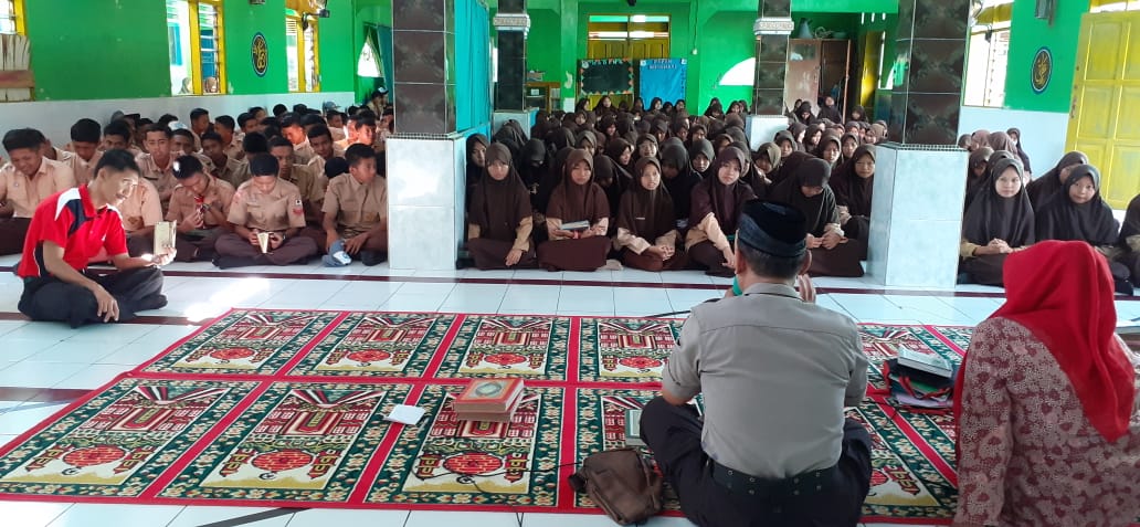 Kasubbag Humas Polres Bulukumba Gelar Binrohtal di SMA Negeri 1