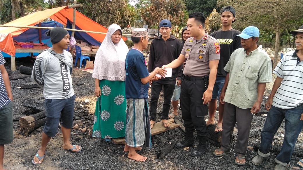 Kapolsek Pitu Riase Sidrap Santuni Hasan Korban Kebakaran di Desa Botto