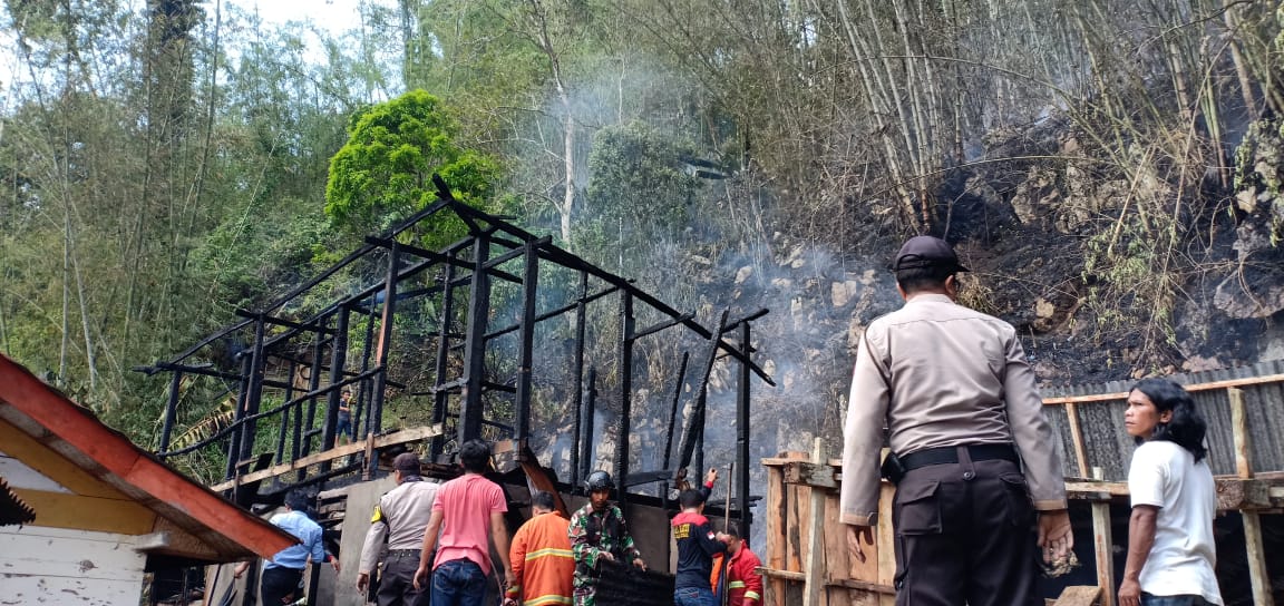 Satu Unit Rumah di Sesean Toraja Utara Ludes Terbakar