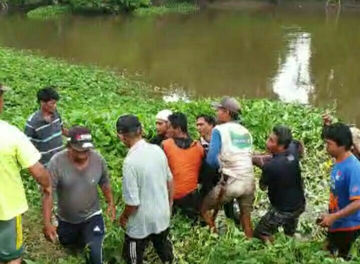 Korban dievakuasi dari sungai