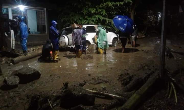 Banjir bandang terjang Sigi, (foto: FB)