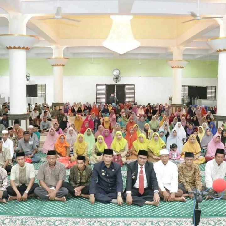 Bupati Barru Serahkan Insentif Guru Mengaji, Pegawai Syara dan Imam Masjid