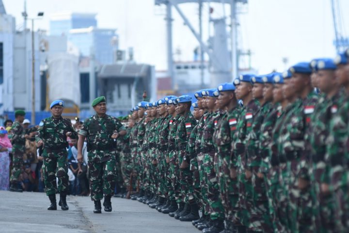 Pangdam Hasanuddin Saat Mengecek Pasukan 