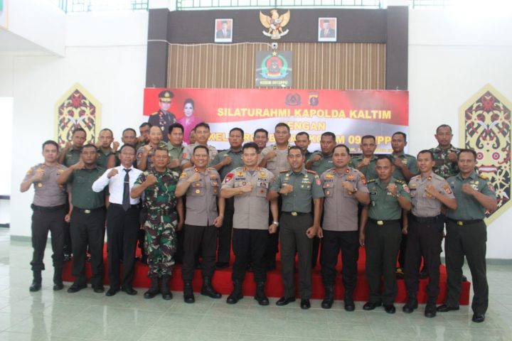 Rombongan Kapolda Kaltim Saat Berfoto Bersama Jajaran Kodim 0913/PPU