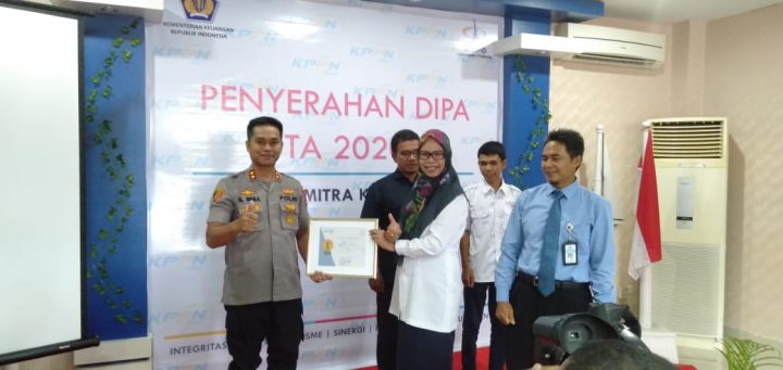 Kapolres Sinjai Saat Menerima Penghargaan DIPA 2020