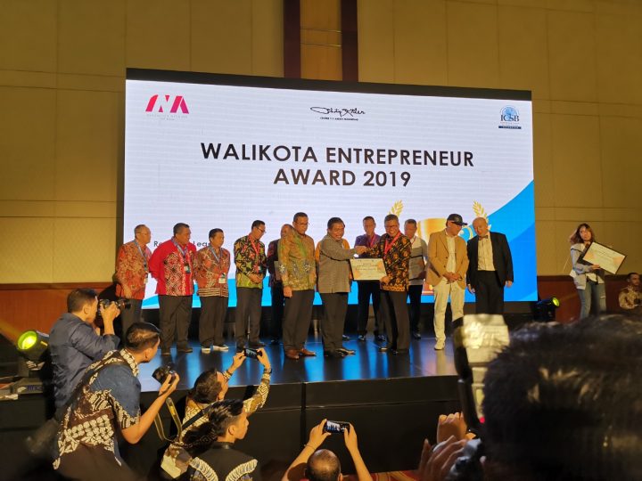 Walikota Parepare, HM Taufan Pawe Saat Menerima Penghargaan Walikota Entrepreneur Award 2019