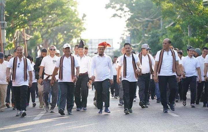 Wagub Sulsel, Andi Sudirman Sulaiman bersama Sekretaris Provinsi Saat Jalan Santai di Makassar