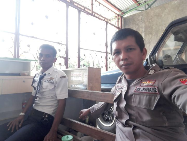 Kanit Binmas Polsek Sinjai Selatan Saat Berada di Pos Satpak Kantor Pegadaian